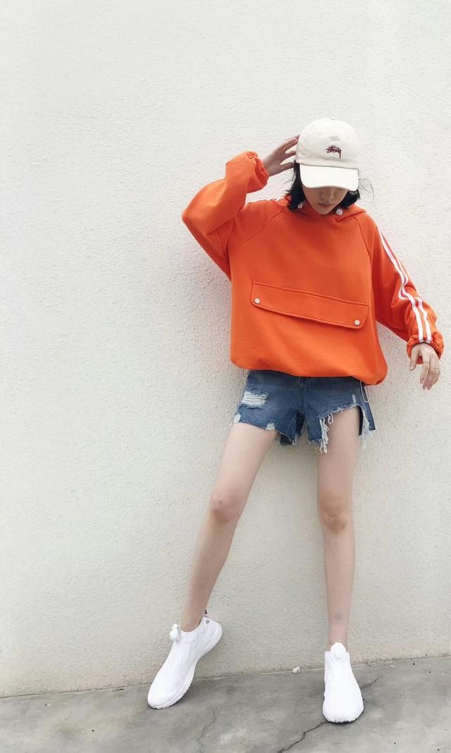 女生必需学会的卫衣穿搭技巧好看又有活力