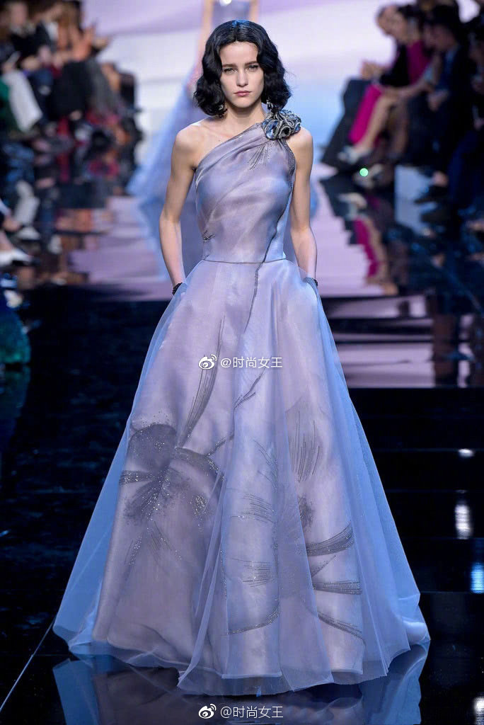 梦幻紫仙女裙,被阿玛尼高定演绎成紫霞仙子踏着晨光暮霭缓缓而来
