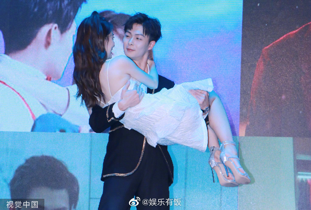 发布会上的两对甜蜜暴击,郑爽张恒互相擦汗,张铭恩公主抱徐璐