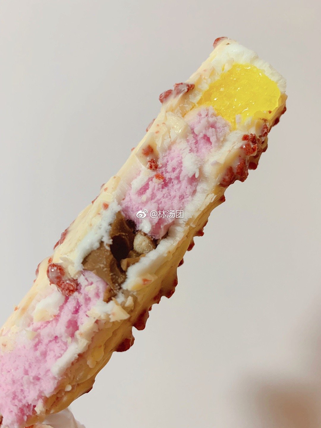 粉粉嫩嫩的巧乐兹新品95红丝绒雪糕第一眼看到就想买～粉粉的巧克