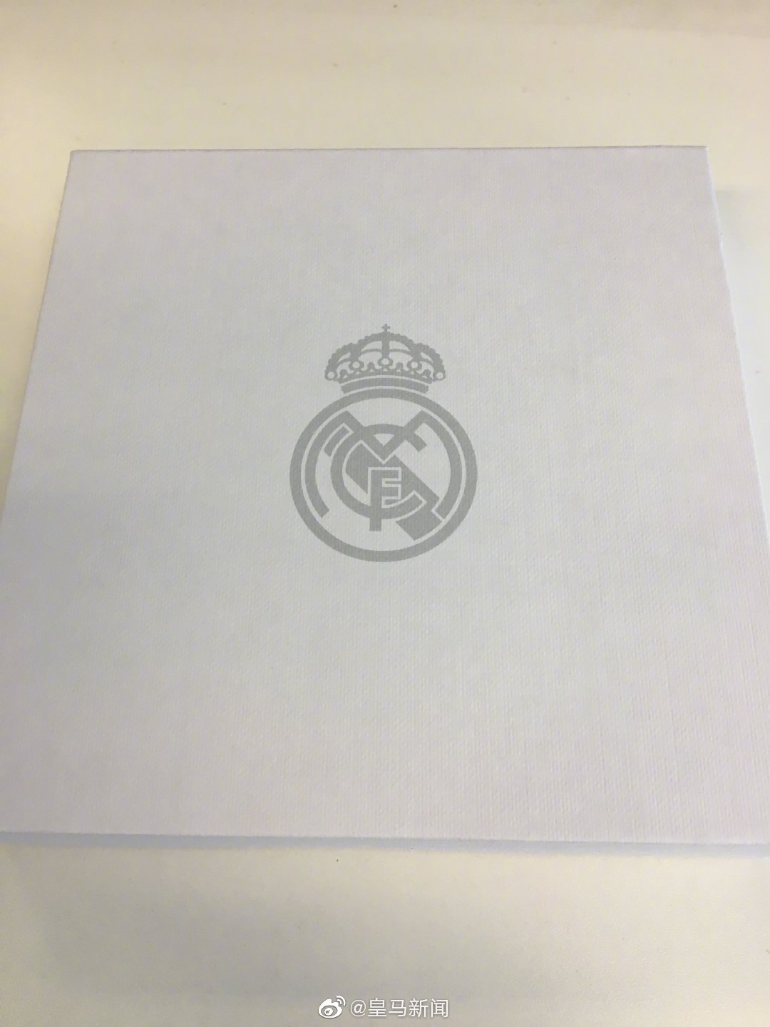收到了今年madridista会员的礼物:6个皇马队徽