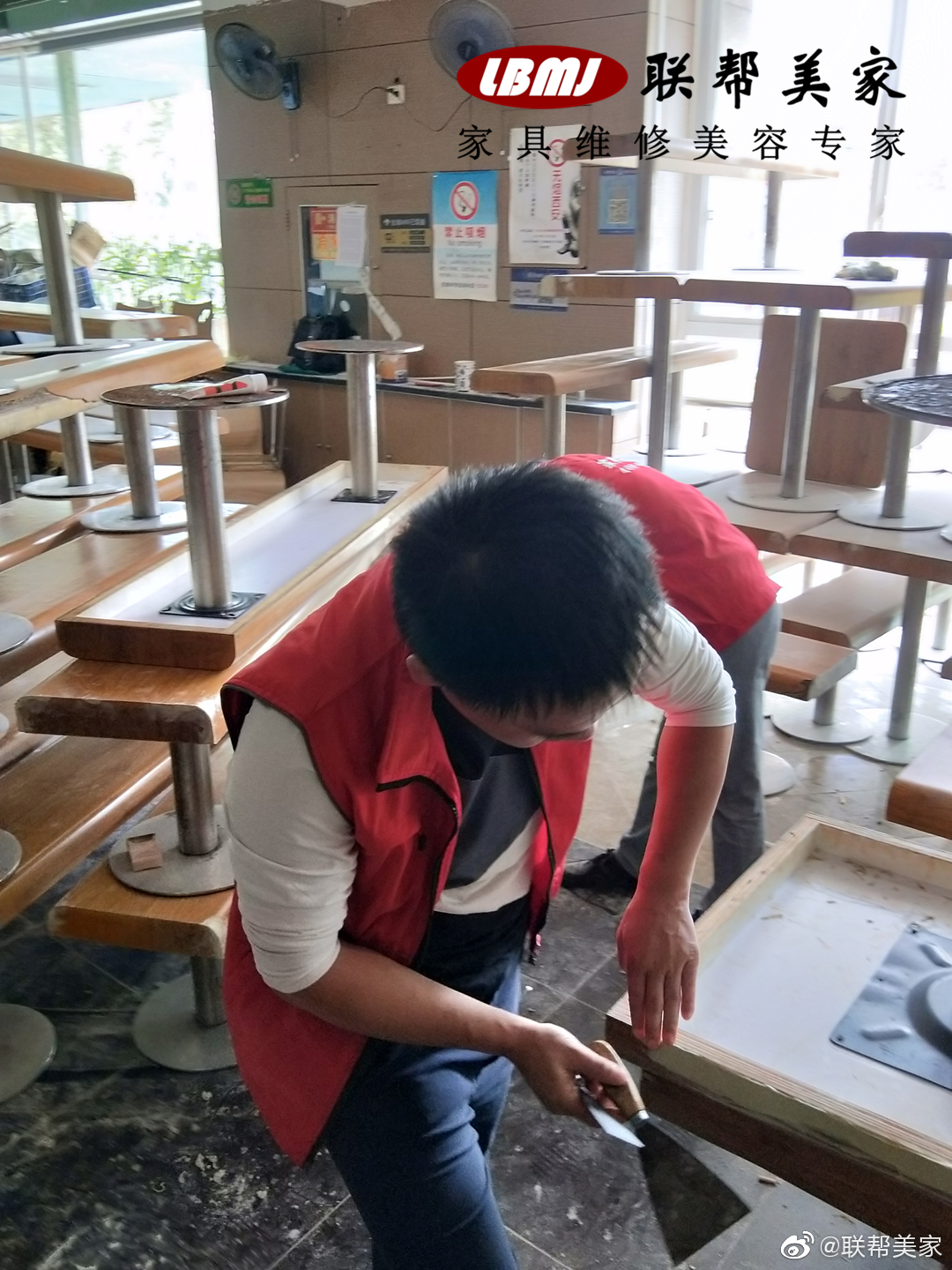 美食城大批量餐桌椅维修翻新工地现场,娟子老师亲自带领队伍已进场