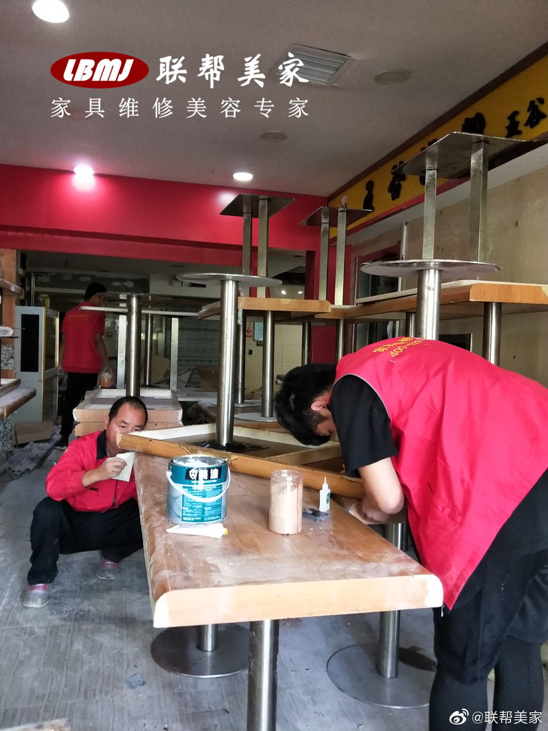 美食城大批量餐桌椅维修翻新工地现场,娟子老师亲自带领队伍已进场