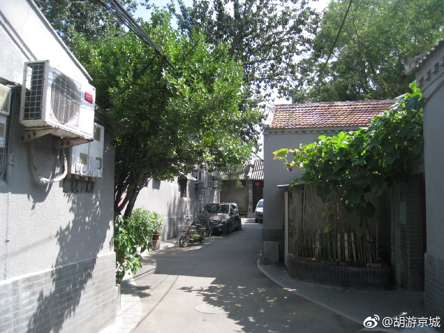 西,南,北巷在清光绪时共称"九条湾",因其胡同多曲折,逼仄,故而得名