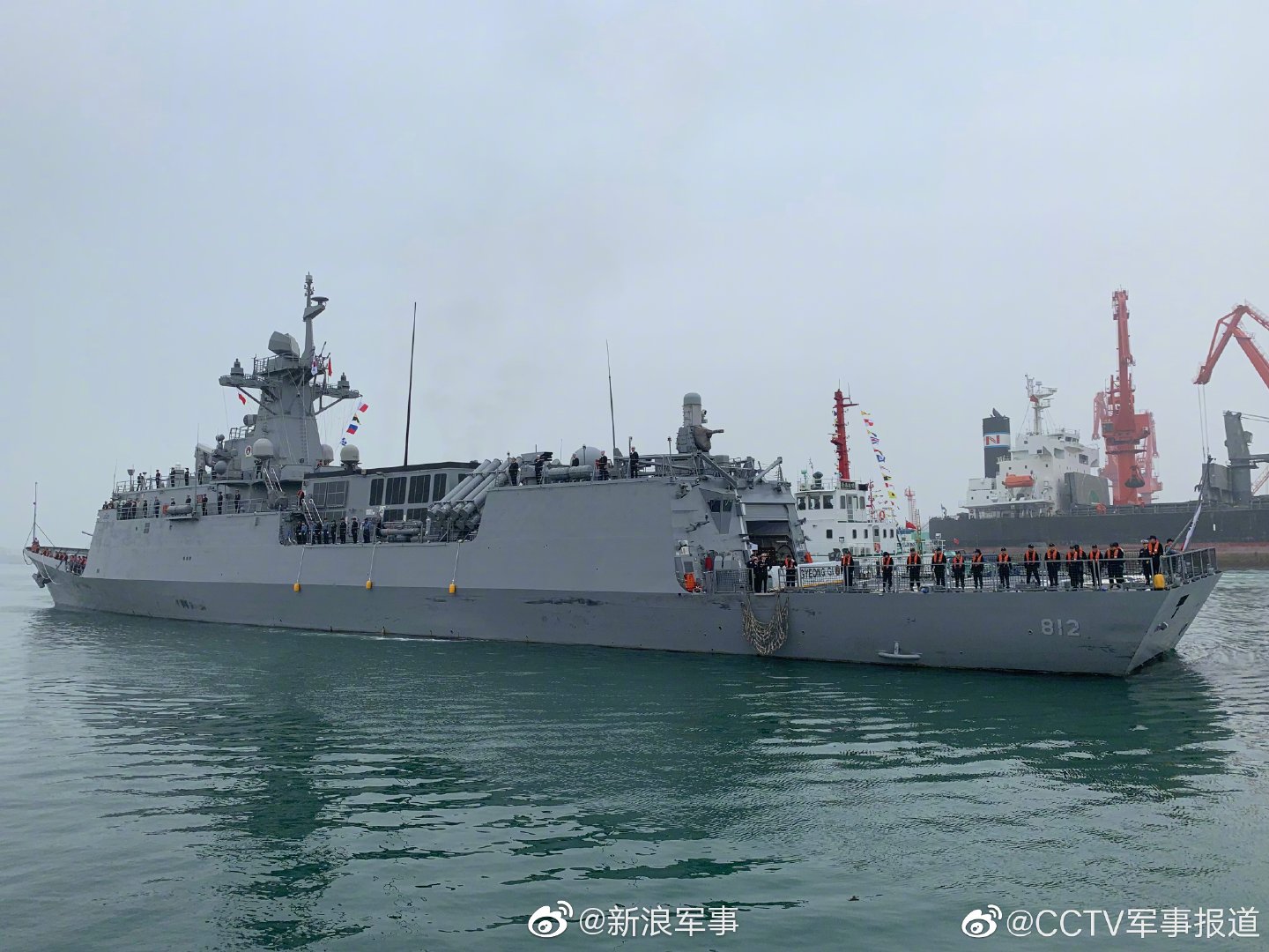 韩国海军ffx-1型仁川级护卫舰"京畿道号"(pf-812)抵达青岛港