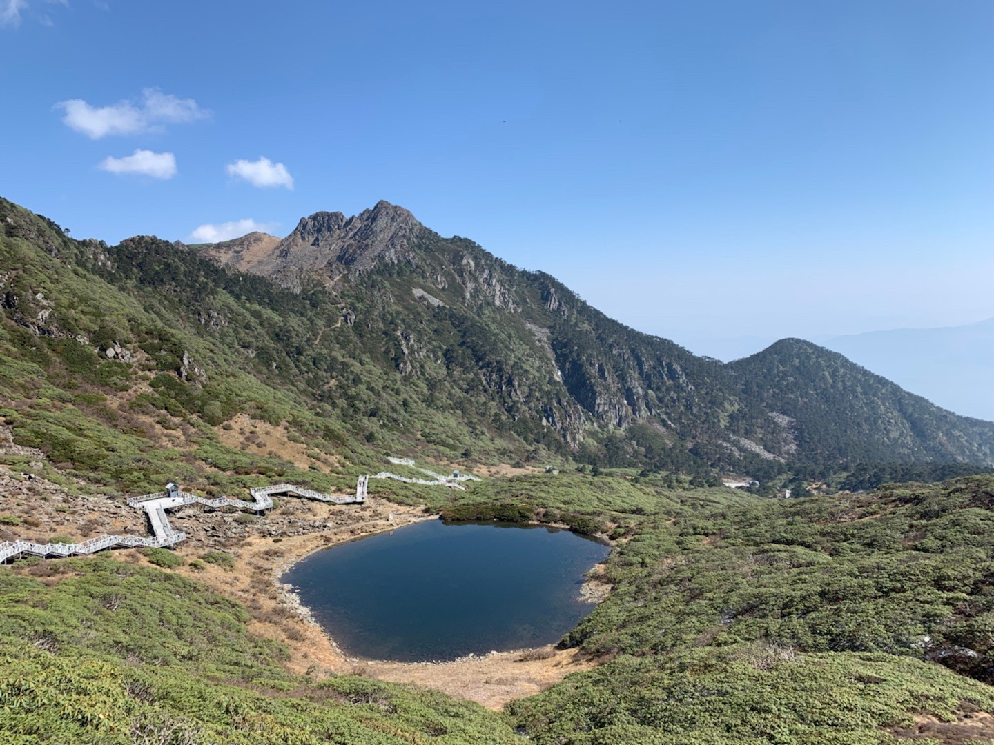 大理苍山世界地质公园位于云南大理白族自治州大理市,漾濞县和洱源县
