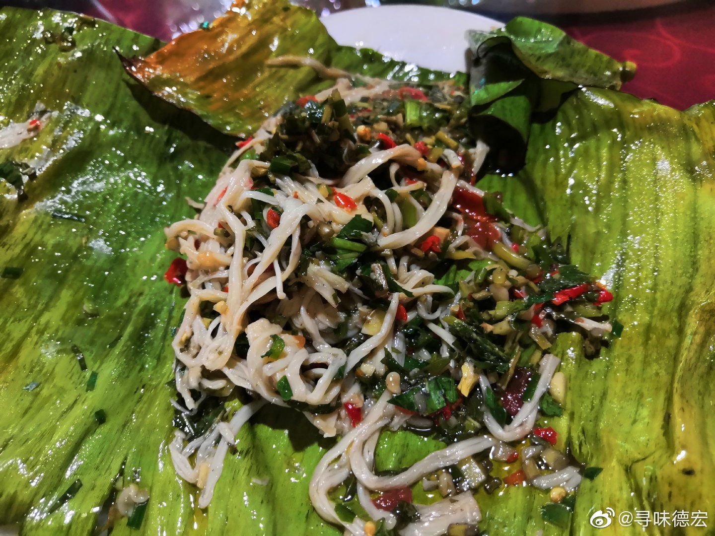 在德宏,撒撇是必点的一道傣族美食,酸扒菜最爱的傣族美食之一