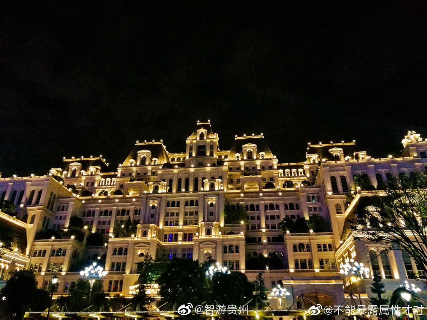 贵阳网红小白宫商业办公区建得像政府办公室来一波夜景图