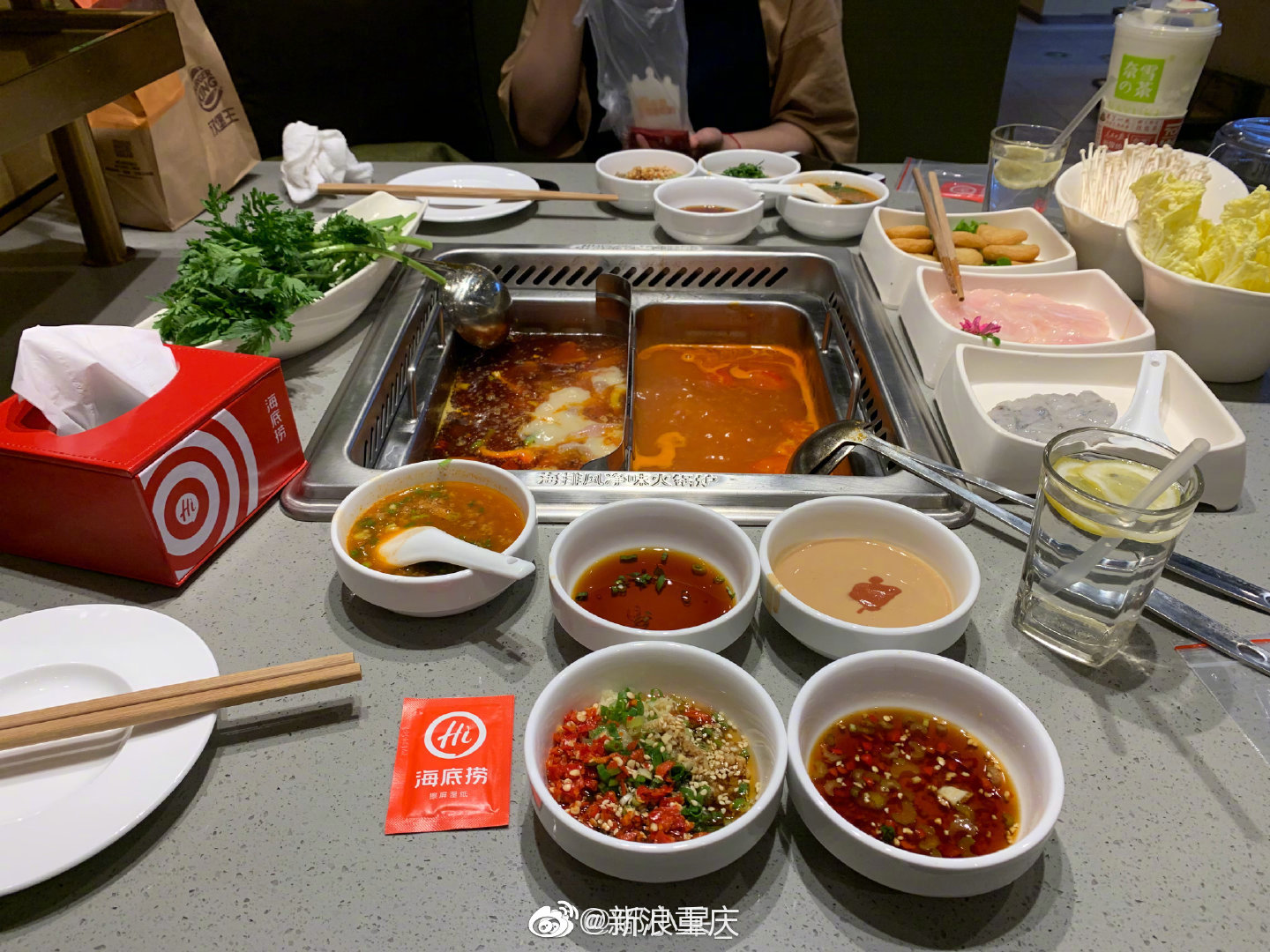 太火爆!重庆首家海底捞成了火锅排队王 中午排号晚上吃