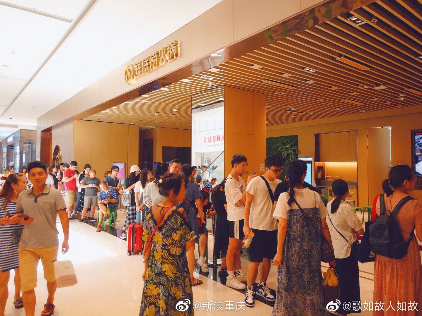 太火爆!重庆首家海底捞成了火锅排队王 中午排号晚上吃