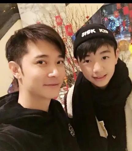 洪欣儿子张浩锋出道生父莫少聪隔空喊话鼓励网友要干嘛去了