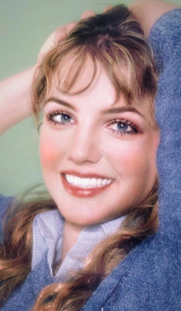 小甜甜布兰妮曾被称为是美国梦,可想当年是多么的清纯甜美