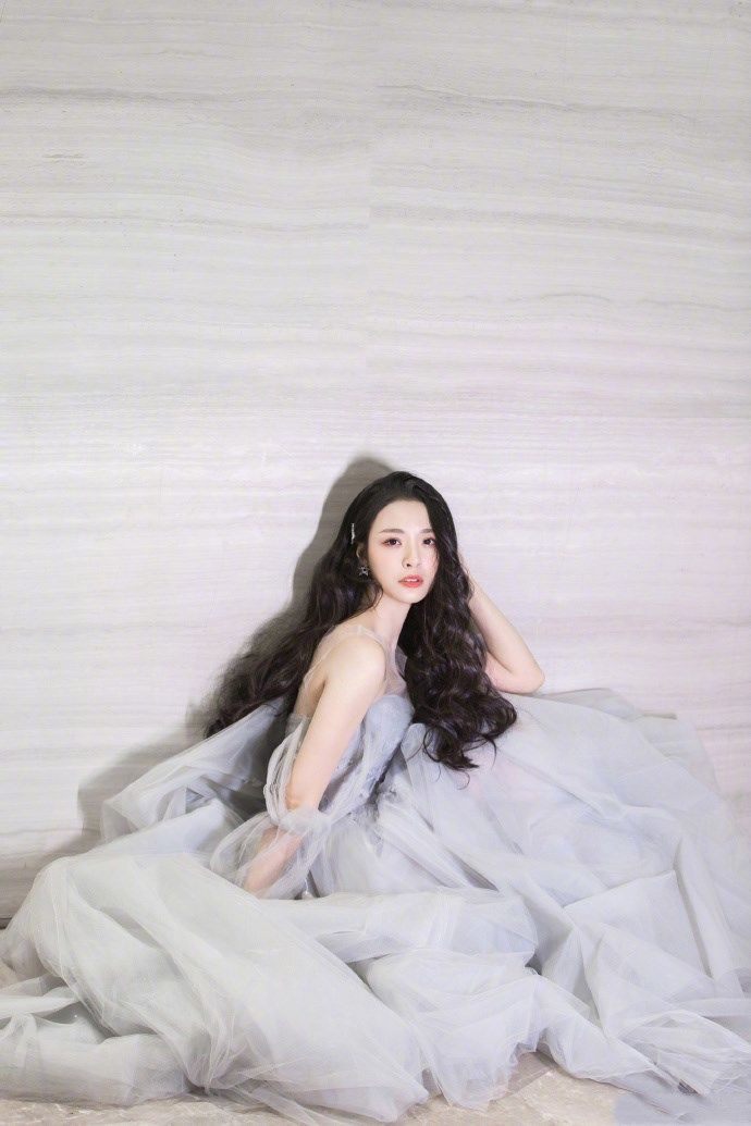 主持界的小仙女李莎旻子一袭灰色抹胸连衣裙美得让人心动