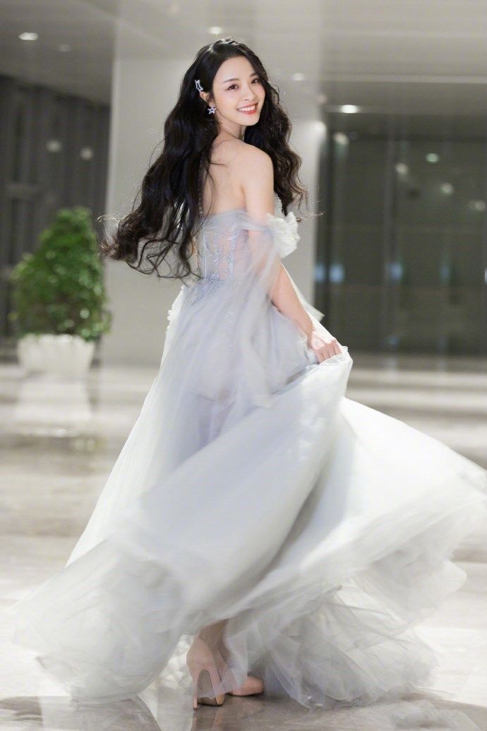 主持界的小仙女李莎旻子一袭灰色抹胸连衣裙美得让人心动