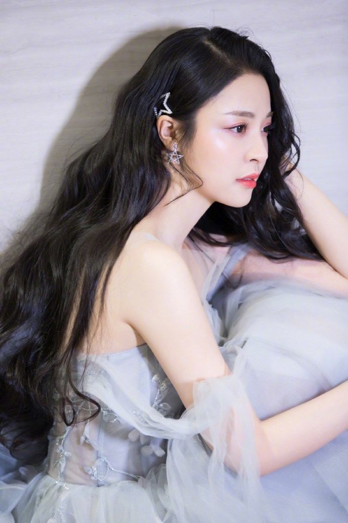 主持界的小仙女李莎旻子一袭灰色抹胸连衣裙美得让人心动