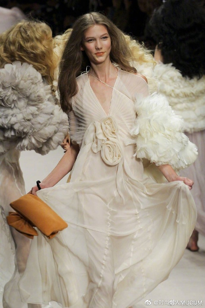 2008年,赤脚走秀的karlie kloss似画中小仙女