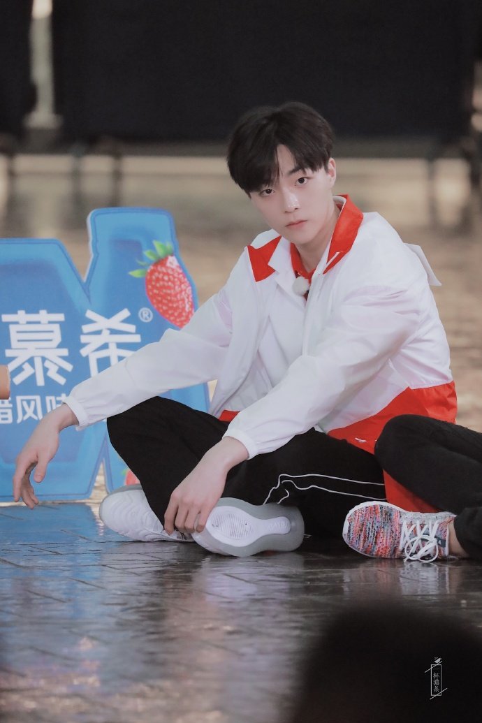 陈立农澳门 陈立农澳门奔跑吧录制上班饭拍~干净清爽帅气十足的综艺