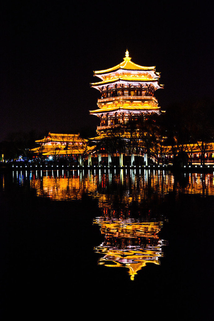 无言独上西楼,月如钩