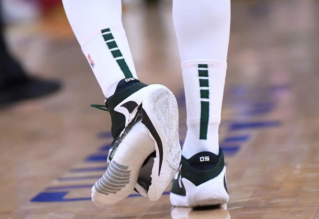 thebasketballshoes在ins上晒出几张马修斯昨天穿爆字母哥签名鞋的照