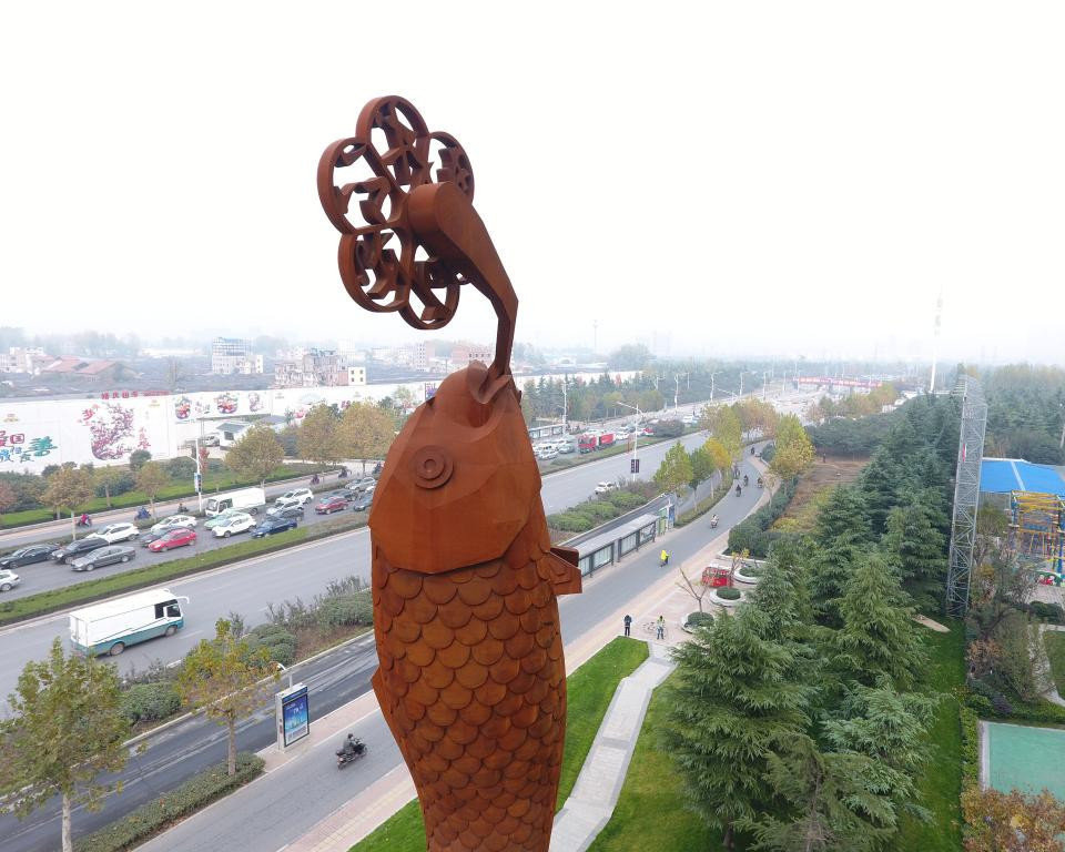 这尊巨型雕塑的创作者名叫黄国瑞,是一位职业艺术家,出生于郑州石佛村