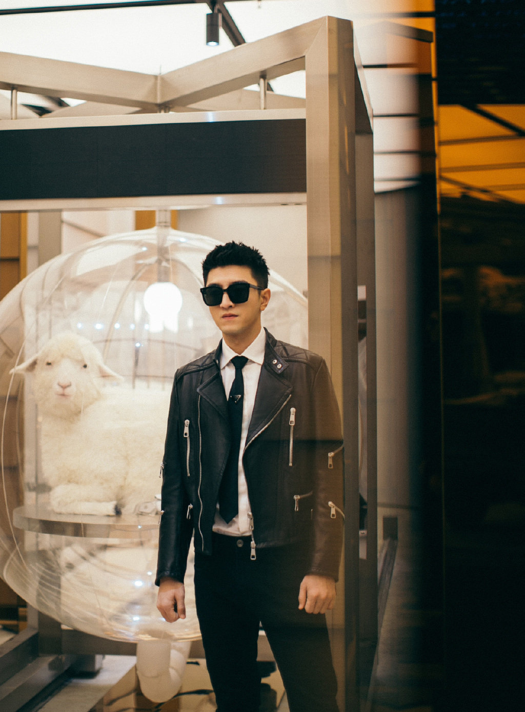 金瀚一身机车风造型搭配复古经典墨镜,酷爆了啊!