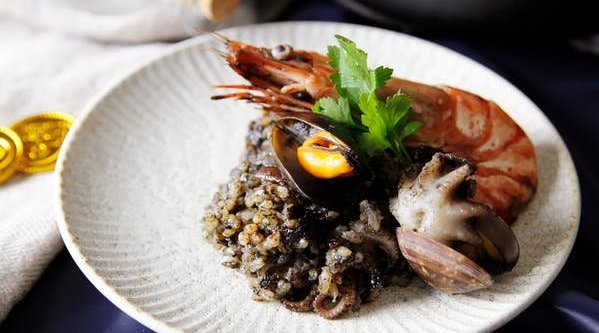 西班牙墨鱼汁海鲜饭