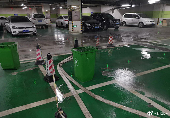 据介绍,市民李先生在太原茂业一期地下停车场发现车辆全是泥垢后,他