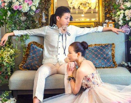 霍尊晒出婚纱照,看清新娘是谁后,网友激动大喊:祝福你们