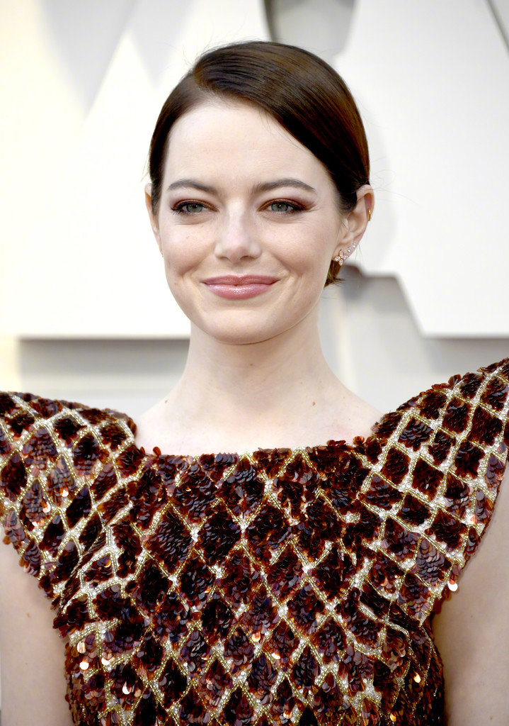 红毯上的艾玛·斯通emma stone,身穿的是louis vuitton定制礼服