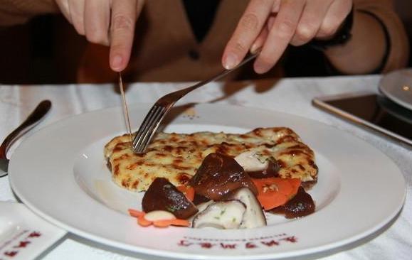 去吃西餐时,服务员为何会先送上一份面包?网友:套路太深!