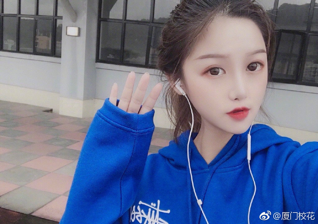她叫洪莹,99年,就读于龙岩学院,身高166cm,来自福建