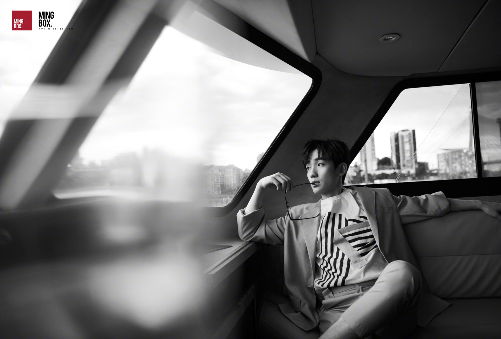 朱一龙 首本写真书《depart》发售信息登上了悉尼中央车站大屏