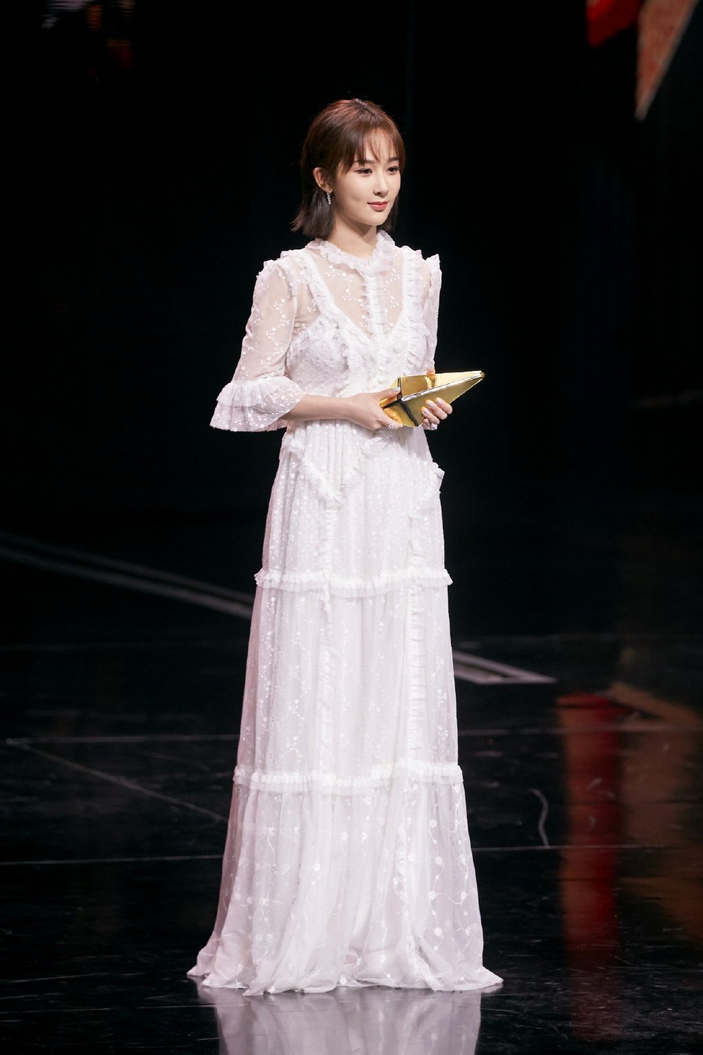 杨紫都要美成仙女了,身穿白色薄纱长裙甜美清新,还是当年的小雪