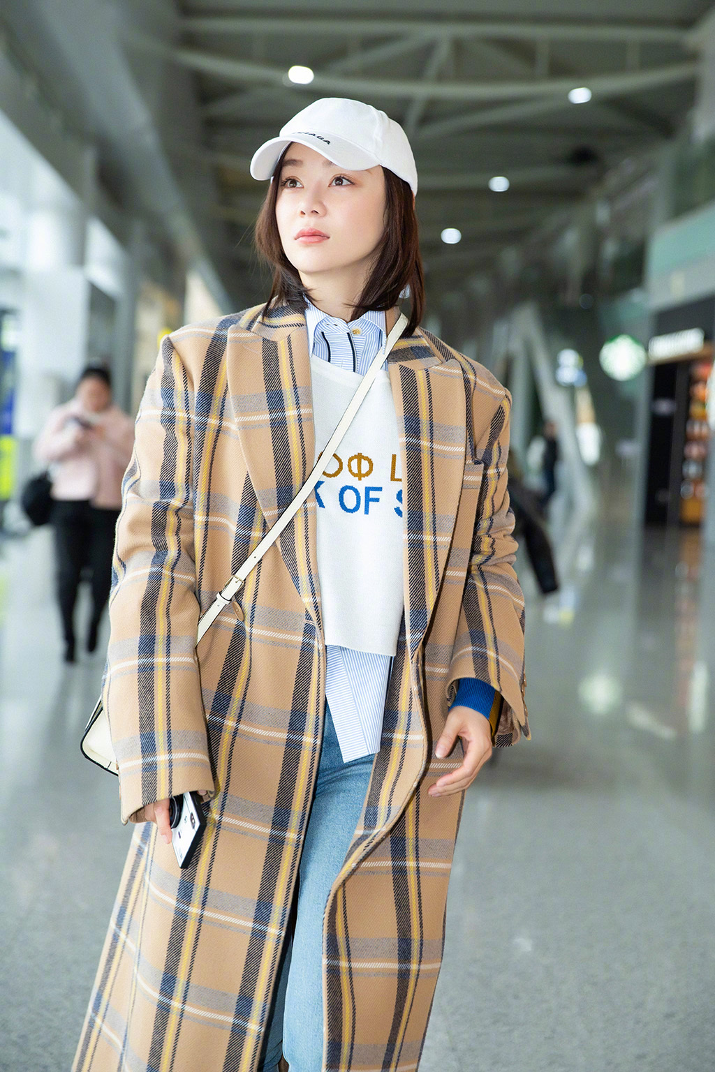 袁姗姗穿格纹大衣现身机场,女神时髦到飞起,那是别人家的闺女!