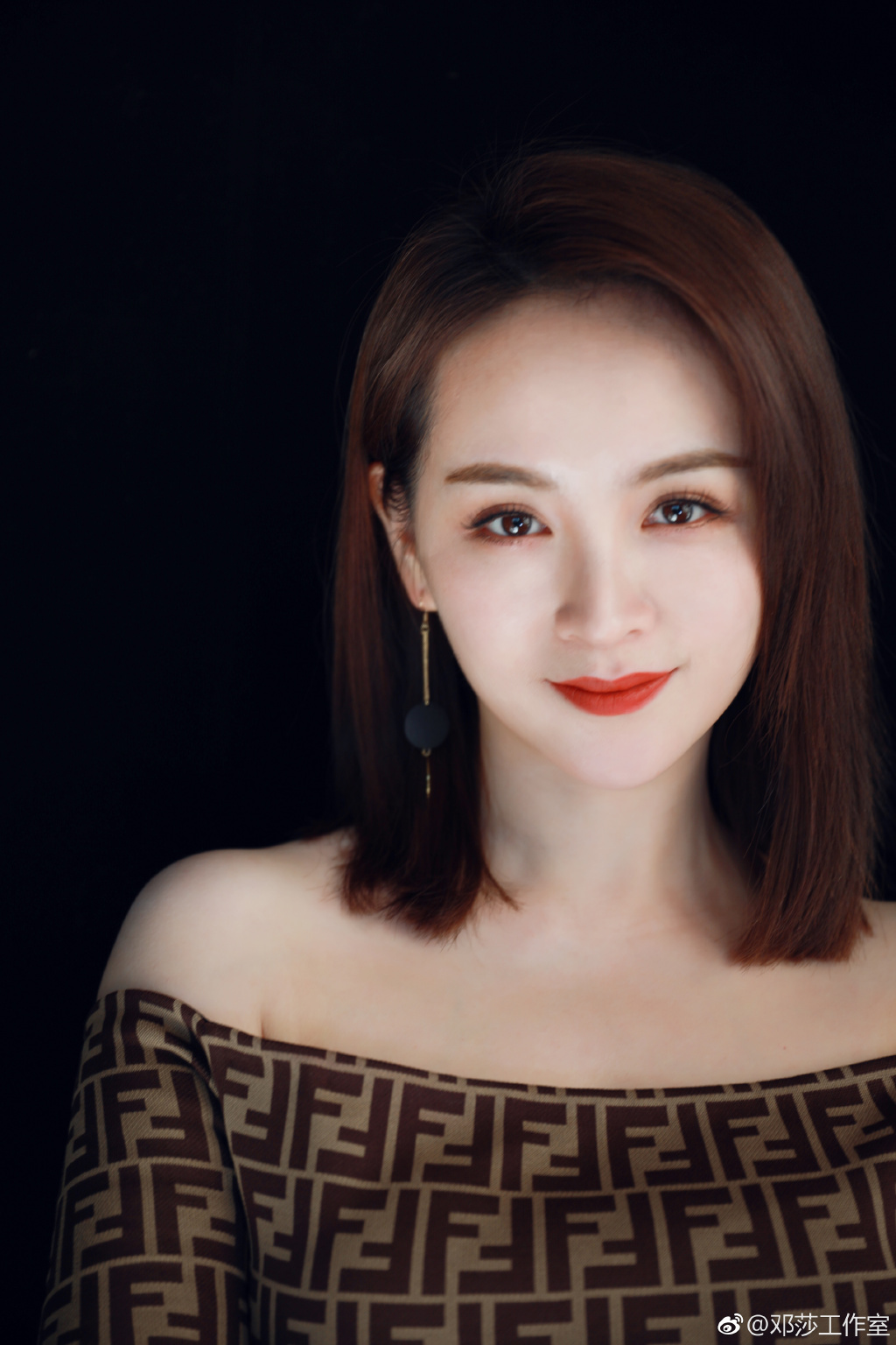 邓莎只是换了新发型,秒变摩卡波波头短发,34岁秒变24岁少女