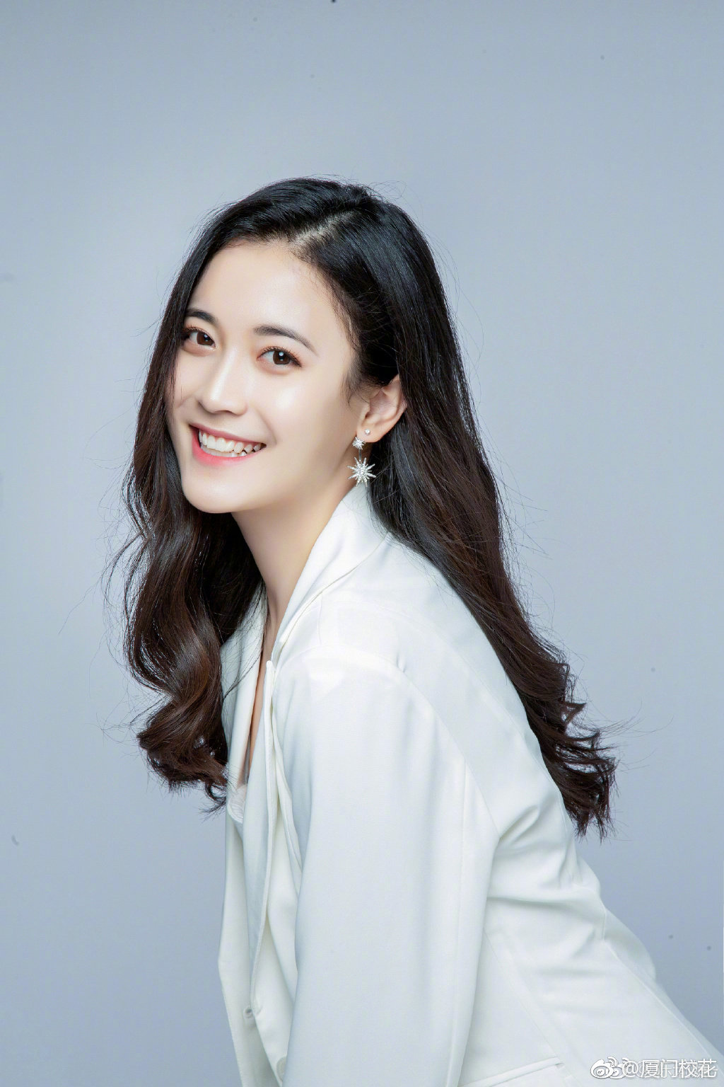 她叫陈瑜婕99年就读于中国传媒大学身高172cm