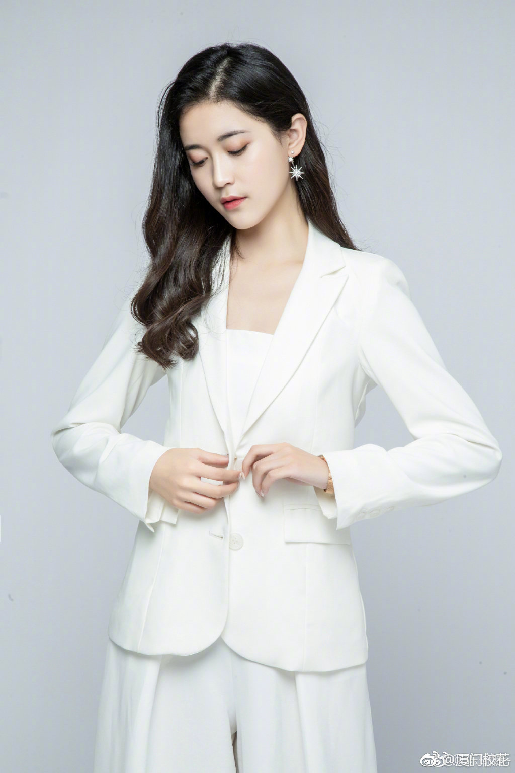 她叫陈瑜婕99年就读于中国传媒大学身高172cm