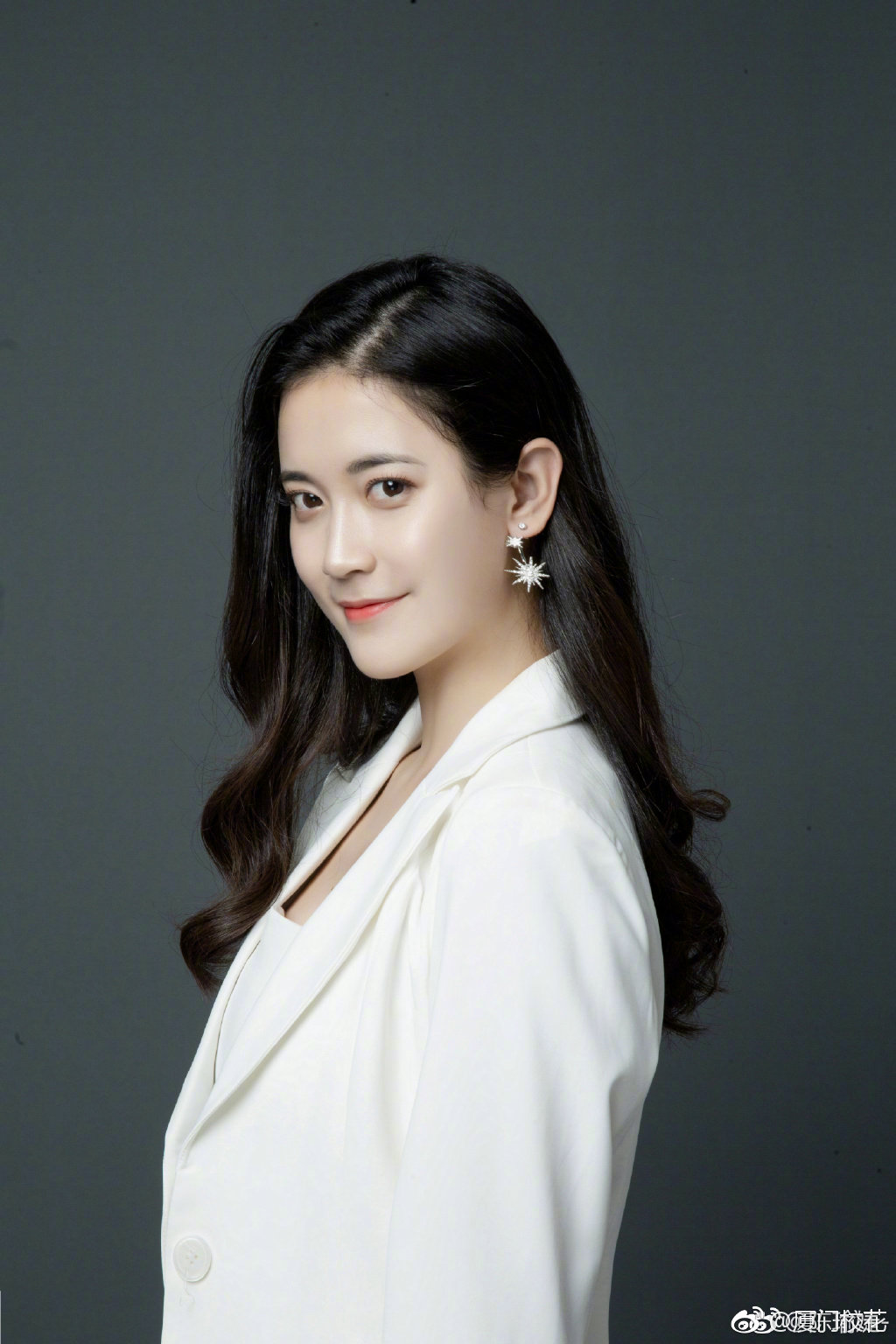 她叫陈瑜婕99年就读于中国传媒大学身高172cm