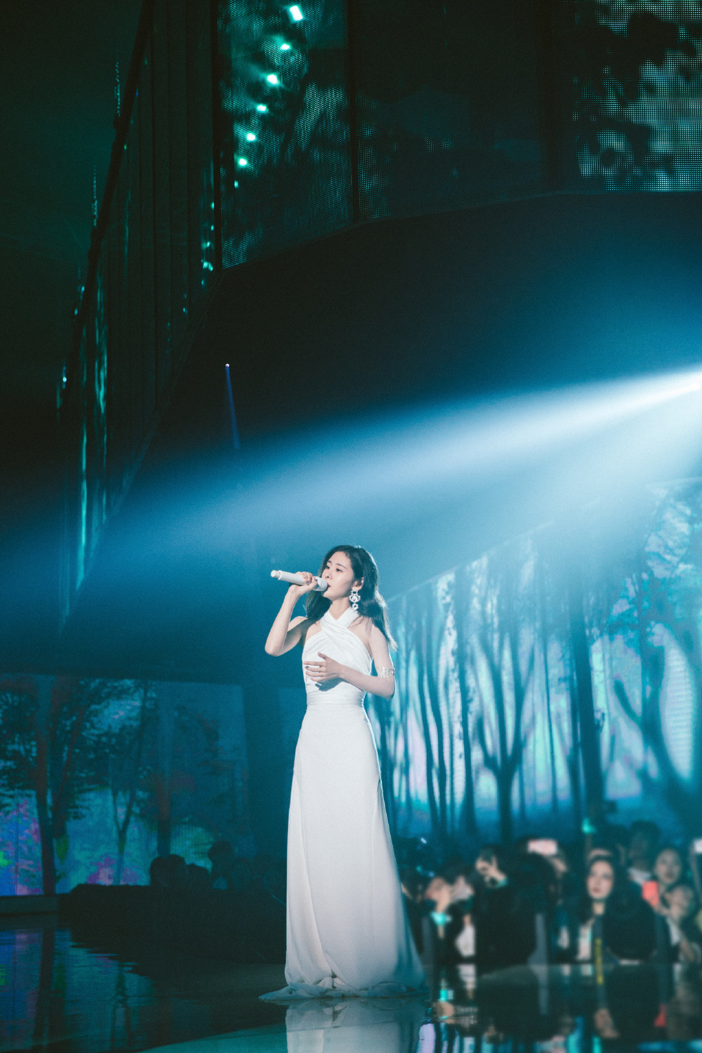 张碧晨献唱《年轮》,极致钻石音声声入耳,感染舞台