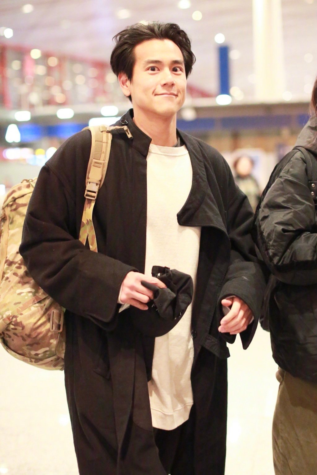彭于晏一身黑色长风衣表情搞怪,少年感满满~_高清图集_新浪网