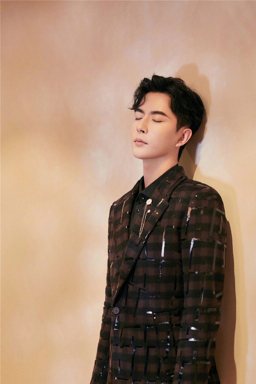 于朦胧身穿深棕色格纹反光西装出镜,优雅又独特的风格