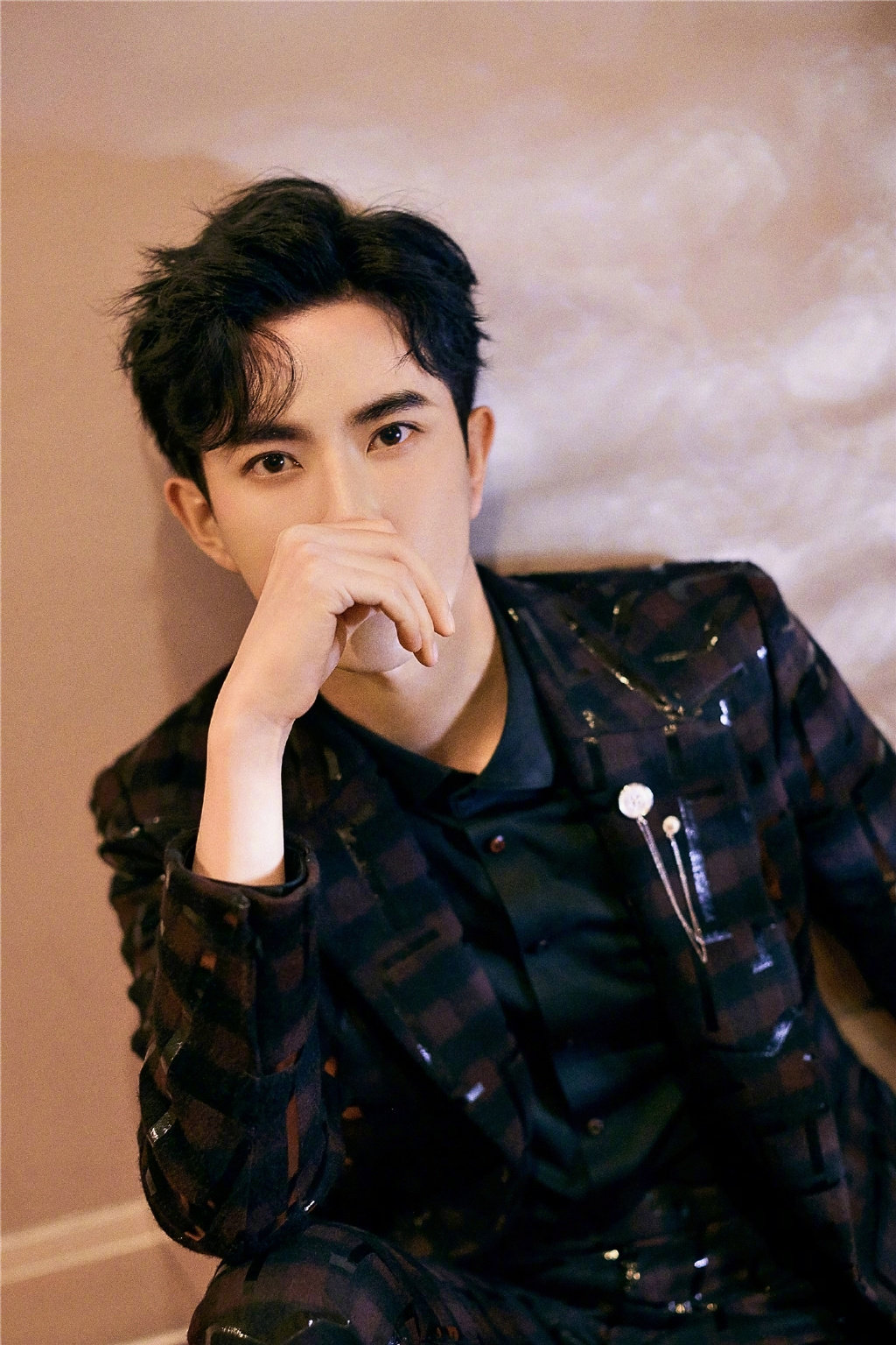 于朦胧身穿深棕色格纹反光西装出镜,优雅又独特的风格