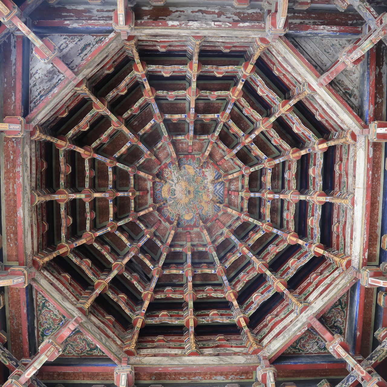 鹿港龙山寺二全寺建筑精华戏台的藻井和斗拱