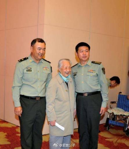 开国上将韩先楚将军夫人近照18岁参加革命如今98岁依然健在