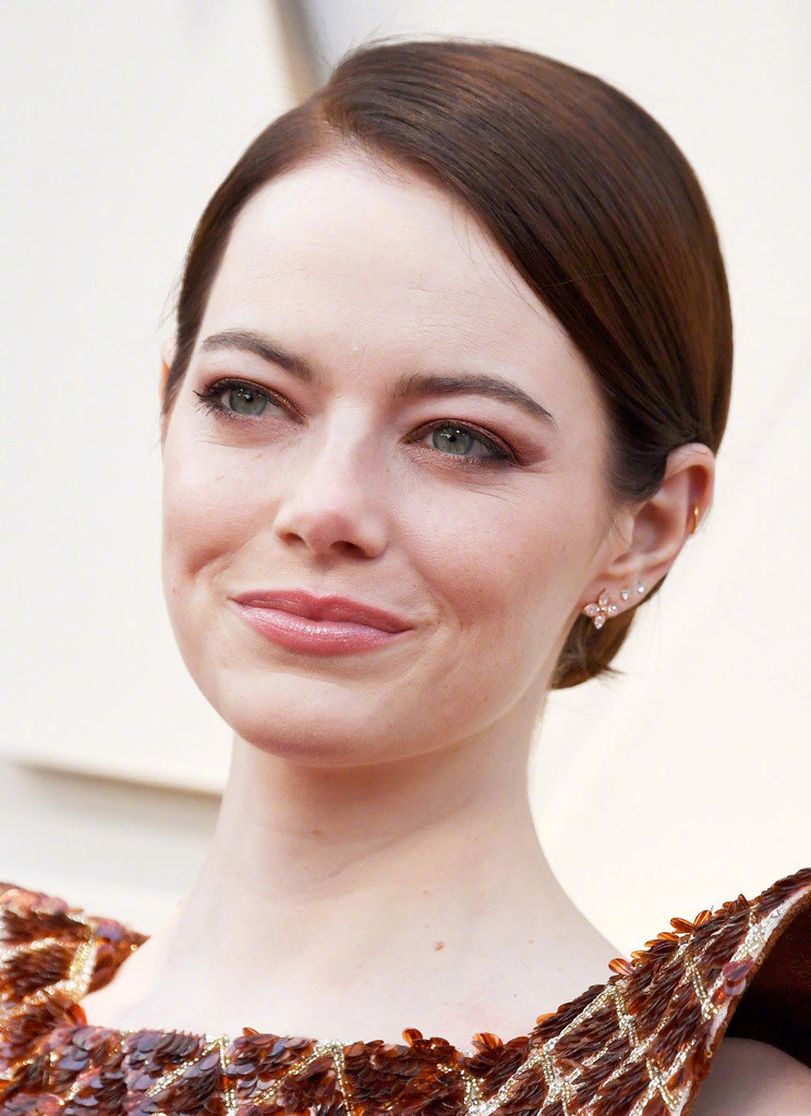 红毯上的艾玛·斯通emma stone,身穿的是louis vuitton定制礼服
