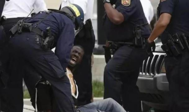 美国警察刚开枪打死黑人青年这里不该有最美的风景线吗