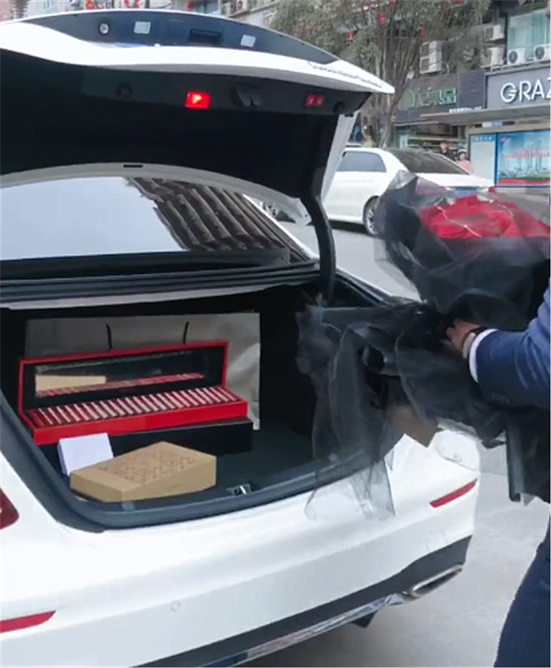 土豪开43万奔驰去送礼,后备箱满是奢侈品口红,可谓有钱任性!-新浪汽车