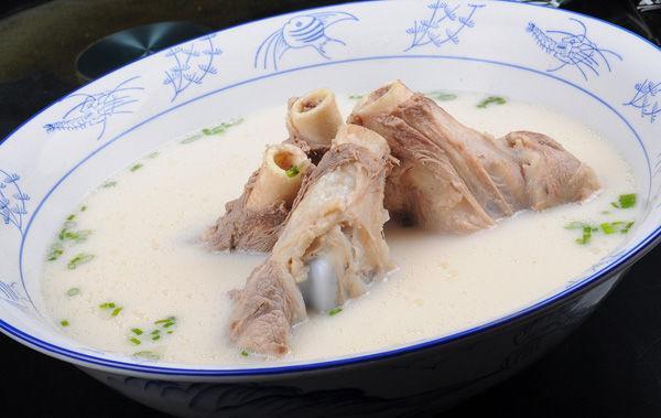 不管炖什么骨头汤,别直接加水,多加这一步,汤汁浓稠奶白