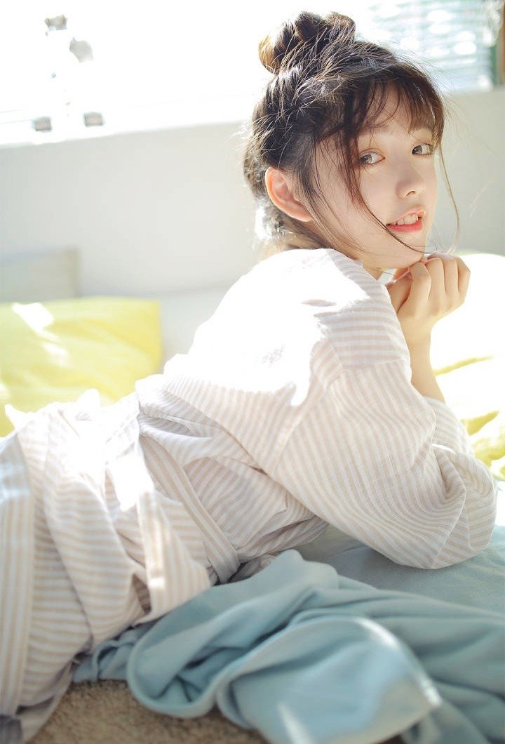 水嫩白皙靓妹子长腿白袜撩人私房写真集_新浪新闻
