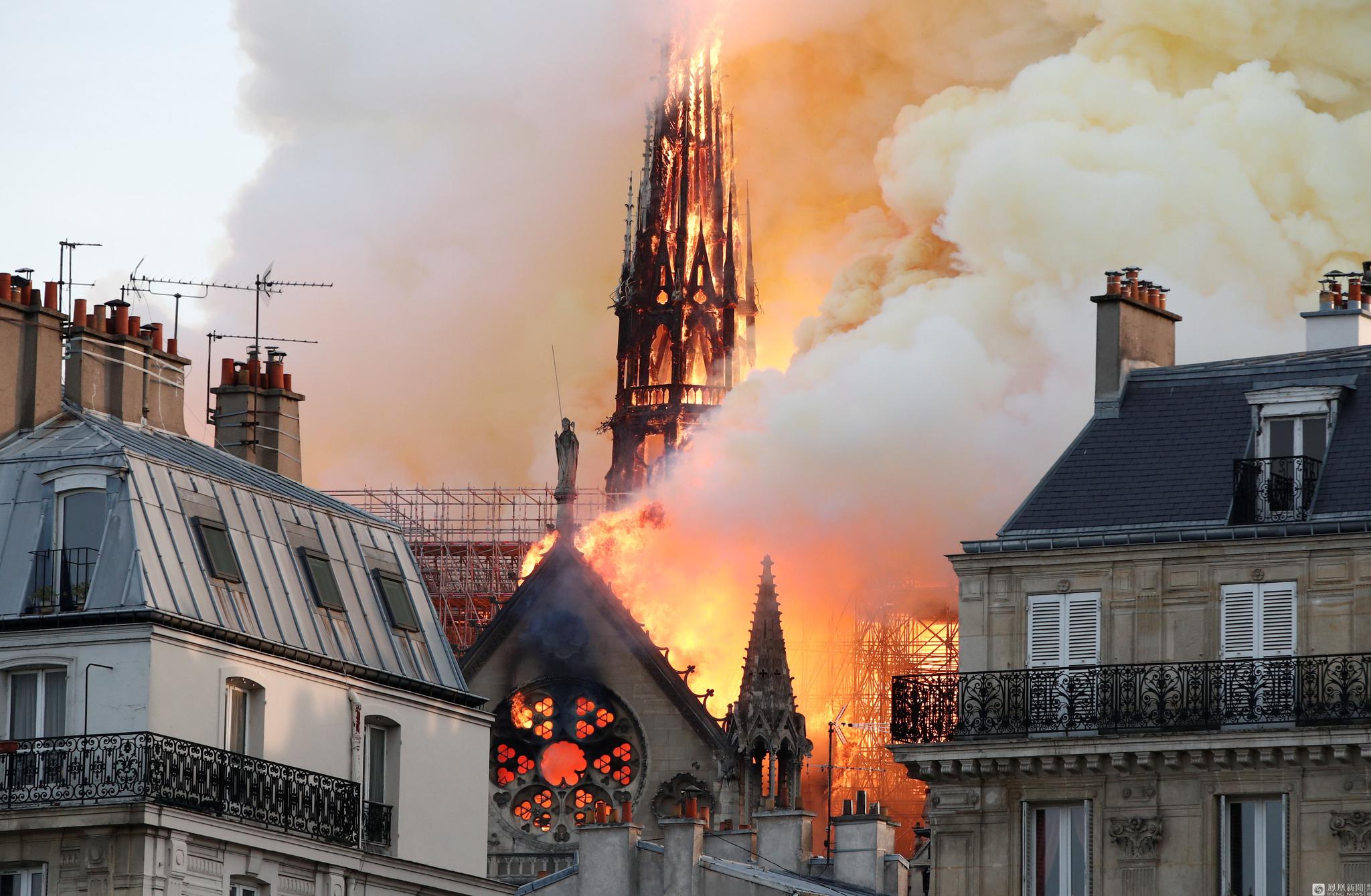 巴黎埃菲尔铁塔被炸了图片
